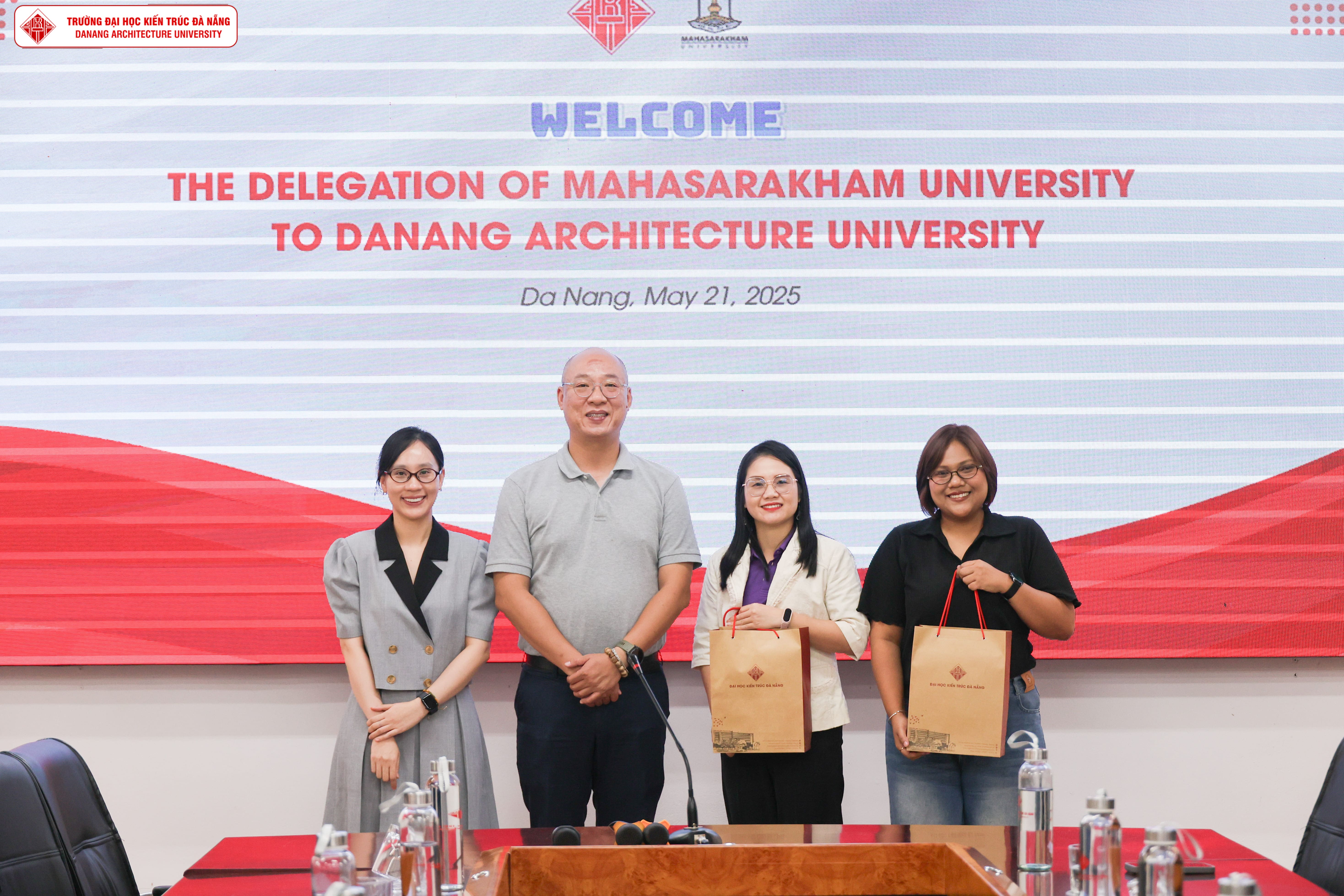 สาขาภาษาและวัฒนธรรมเวียดนาม คณะมนุษย์ฯ มมส (HUSOC) จับมือ คณะสถาปัตยกรรมดานัง (DAU) เสริมแกร่งนิสิต ลุยโครงการแลกเปลี่ยนวัฒนธรรมฤดูร้อน ณ เมืองดานัง ประเทศเวียดนาม 5