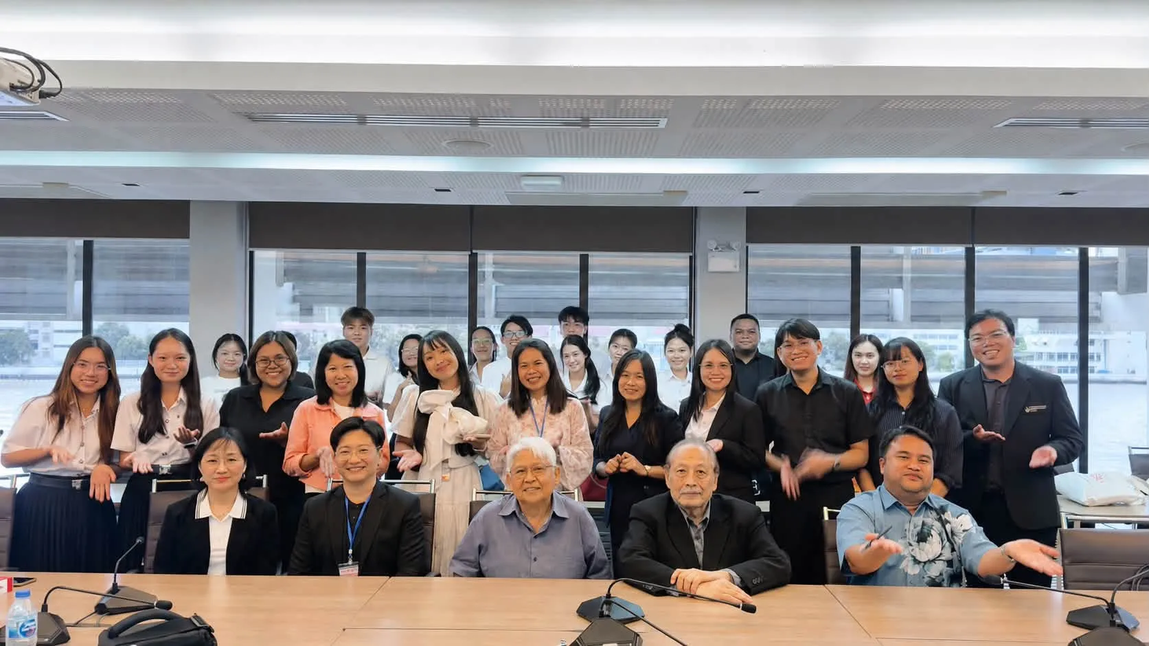 อาจารย์ ดร. หนึ่งฤทัย จันทรคามิ ประธานหลักสูตรภาษาและวัฒนธรรมอาเซียน พร้อมคณาจารย์และนิสิตในสาขาวิชาภาษาเวียดนาม คณะมนุษยศาสตร์ฯ มมส ร่วมนำเสนอผลงานและตีพิมพ์บทความในหนังสือระดับนานาชาติ ครบรอบ 50 ปี ความสัมพันธ์ทางการทูตไทย–เวียดนาม 