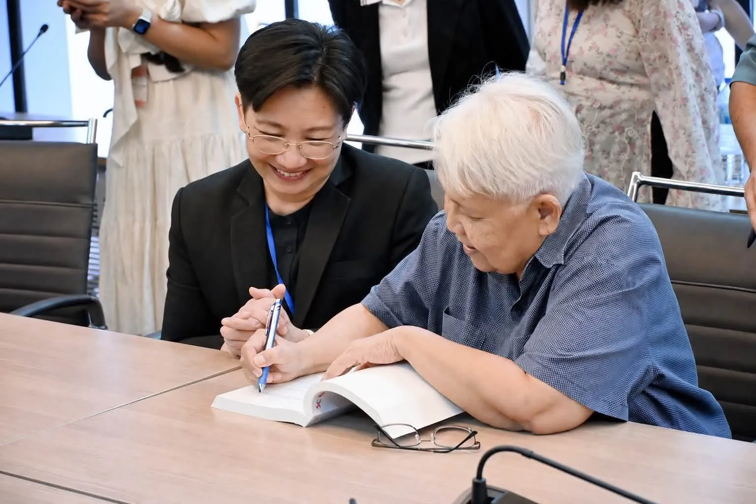 อาจารย์ ดร. หนึ่งฤทัย จันทรคามิ ประธานหลักสูตรภาษาและวัฒนธรรมอาเซียน พร้อมคณาจารย์และนิสิตในสาขาวิชาภาษาเวียดนาม คณะมนุษยศาสตร์ฯ มมส ร่วมนำเสนอผลงานและตีพิมพ์บทความในหนังสือระดับนานาชาติ ครบรอบ 50 ปี ความสัมพันธ์ทางการทูตไทย–เวียดนาม  9