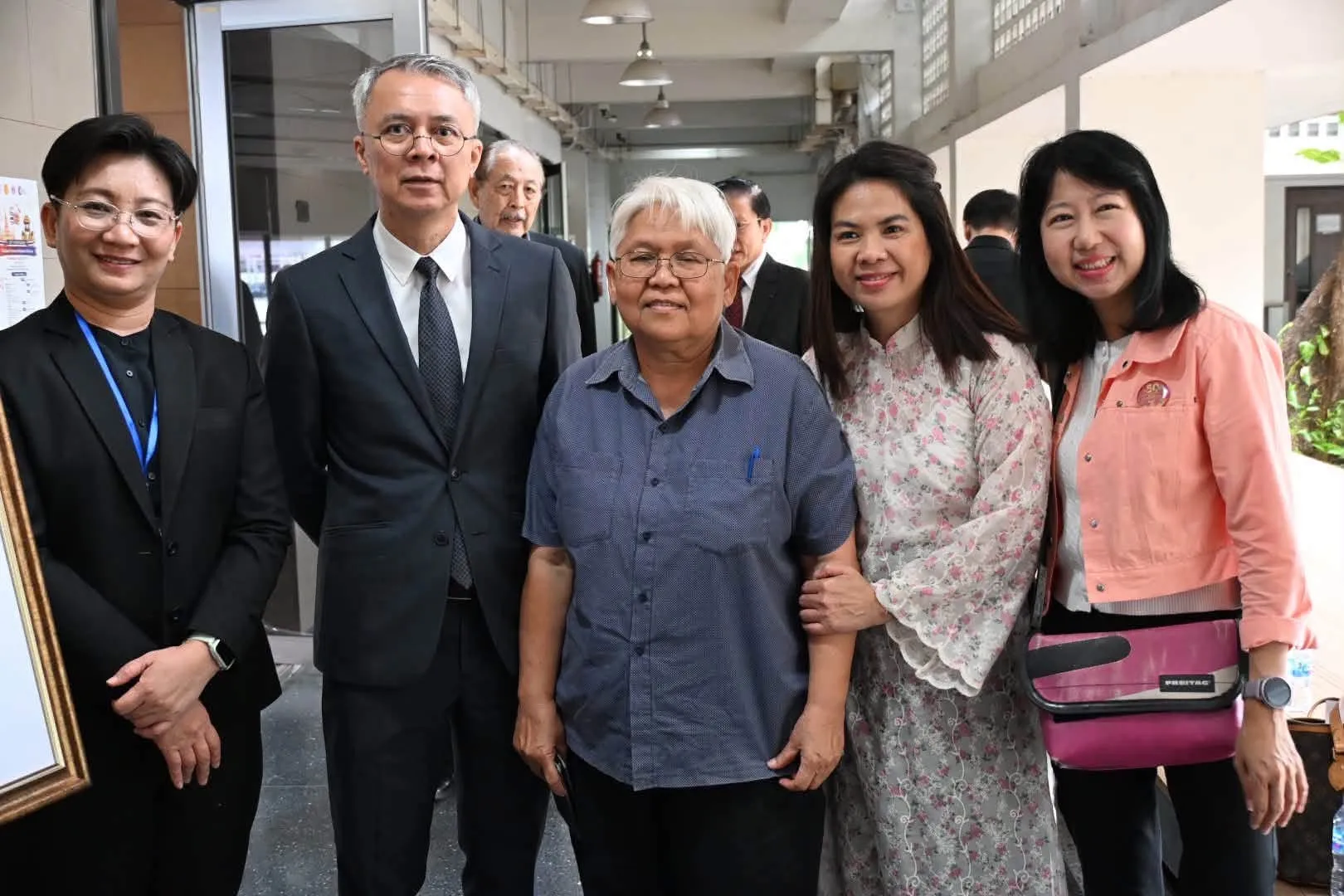 อาจารย์ ดร. หนึ่งฤทัย จันทรคามิ ประธานหลักสูตรภาษาและวัฒนธรรมอาเซียน พร้อมคณาจารย์และนิสิตในสาขาวิชาภาษาเวียดนาม คณะมนุษยศาสตร์ฯ มมส ร่วมนำเสนอผลงานและตีพิมพ์บทความในหนังสือระดับนานาชาติ ครบรอบ 50 ปี ความสัมพันธ์ทางการทูตไทย–เวียดนาม  8