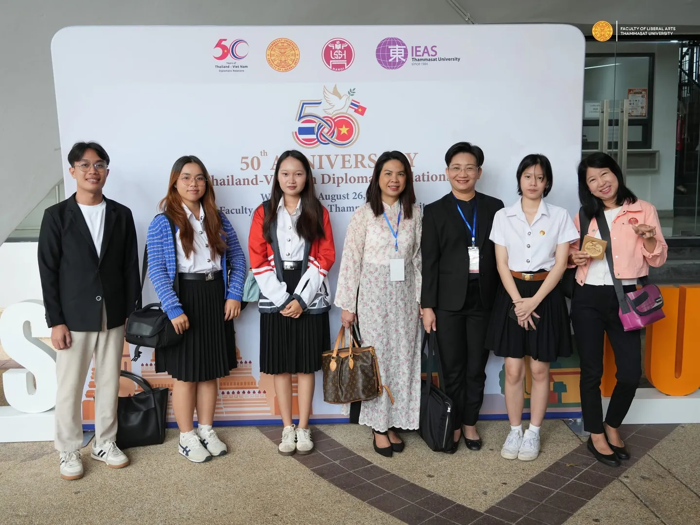 อาจารย์ ดร. หนึ่งฤทัย จันทรคามิ ประธานหลักสูตรภาษาและวัฒนธรรมอาเซียน พร้อมคณาจารย์และนิสิตในสาขาวิชาภาษาเวียดนาม คณะมนุษยศาสตร์ฯ มมส ร่วมนำเสนอผลงานและตีพิมพ์บทความในหนังสือระดับนานาชาติ ครบรอบ 50 ปี ความสัมพันธ์ทางการทูตไทย–เวียดนาม  5