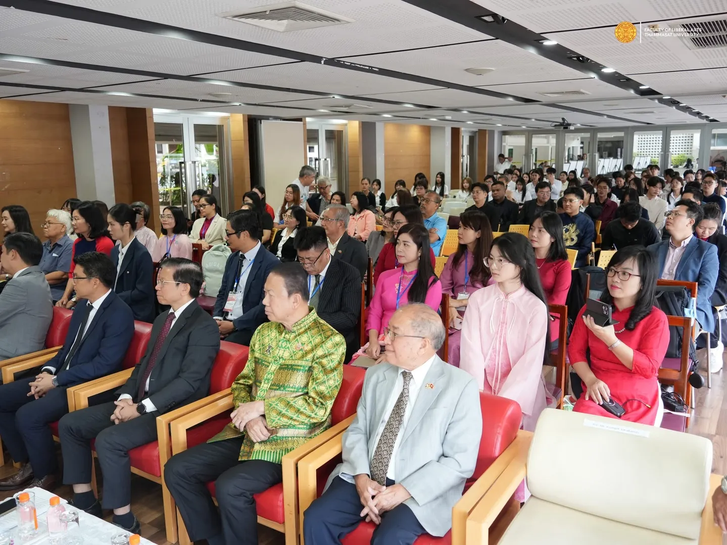 อาจารย์ ดร. หนึ่งฤทัย จันทรคามิ ประธานหลักสูตรภาษาและวัฒนธรรมอาเซียน พร้อมคณาจารย์และนิสิตในสาขาวิชาภาษาเวียดนาม คณะมนุษยศาสตร์ฯ มมส ร่วมนำเสนอผลงานและตีพิมพ์บทความในหนังสือระดับนานาชาติ ครบรอบ 50 ปี ความสัมพันธ์ทางการทูตไทย–เวียดนาม  2